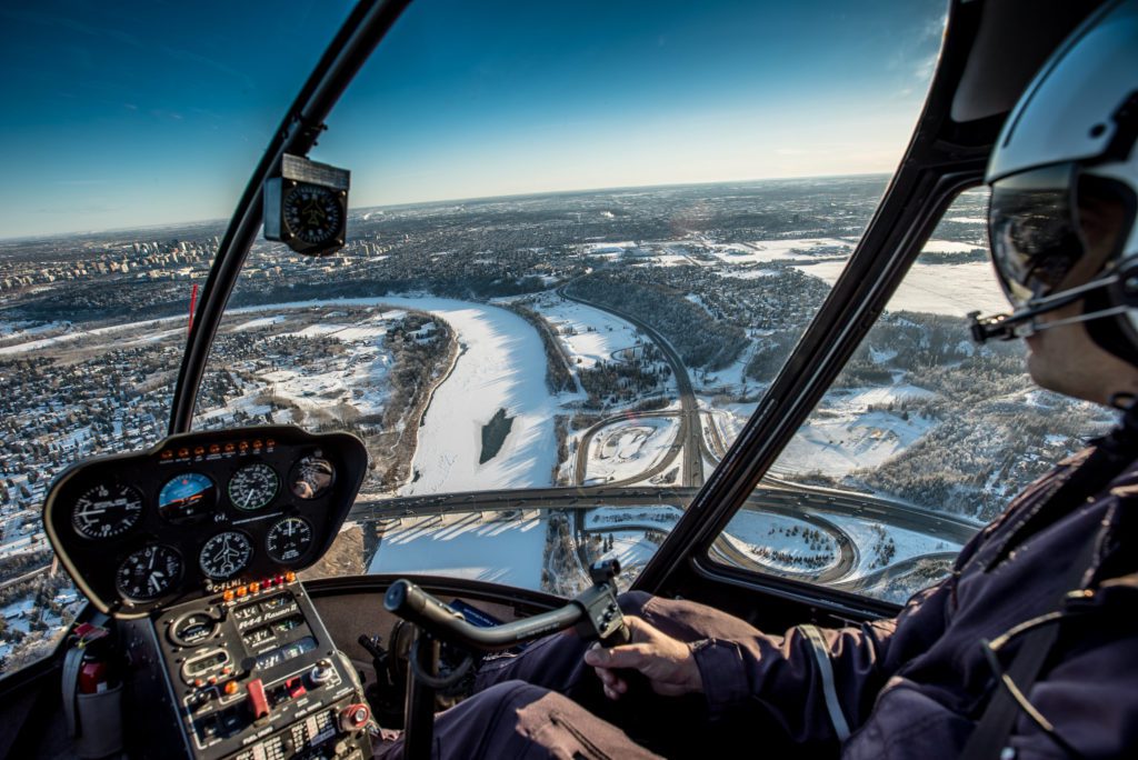 Uitzicht over Edmonton en de omgeving vanuit een helikopter