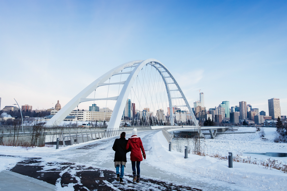 Walterdale Bridge met de skyline van Edmonton op de achtergrond